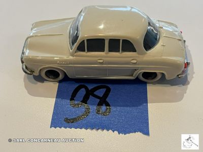 une petite voiture posée sur une feuille de papier bleue