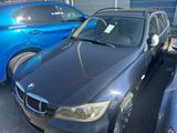 deux voitures garées l'une à côté de l'autre dans un parking