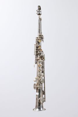 a silver saxophone with a silver body and silver keys