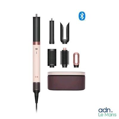 une image représentant un stylo et d'autres objets sur fond blanc