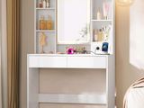 une photo d'une chambre à coucher avec une coiffeuse blanche et un miroir
