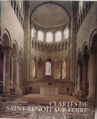 un livre dans lequel figure l'image d'une église