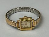 une image d'une montre-bracelet sur une surface blanche