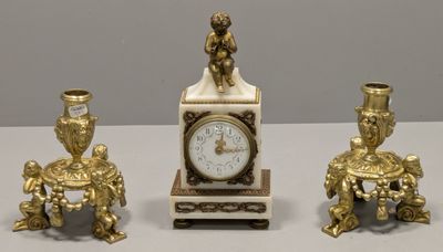 trois types d'horloges différents posés sur une table