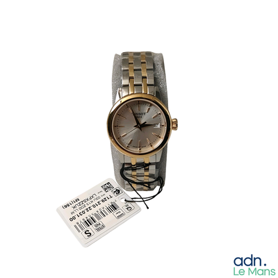 une montre qui se trouve au poignet et qui porte une étiquette de prix