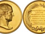 un gros plan d'une pièce d'or à l'effigie d'un homme
