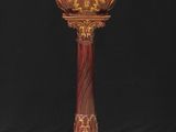un vase rouge posé sur une table en bois