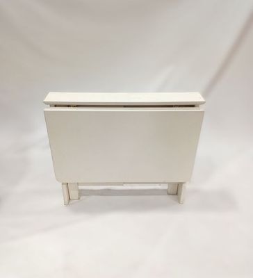 une image représentant une table blanche avec un piètement et des pieds blancs