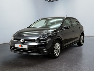 La Volkswagen e-Golf est garée dans un showroom