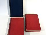 deux livres, un rouge et un bleu, posés l'un à côté de l'autre sur une surface blanche