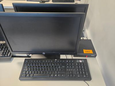 un ordinateur de bureau posé sur une table avec un clavier et une souris