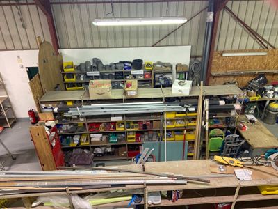 une vue en plan d'un atelier contenant de nombreux outils