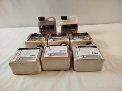 plusieurs récipients contenant différents types d'aliments, posés sur une surface blanche