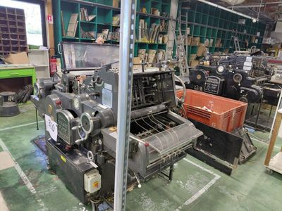 de nombreuses machines regroupées dans une même pièce