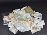 une pile de vieux timbres posée sur une table noire