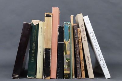 plusieurs livres empilés sur une table