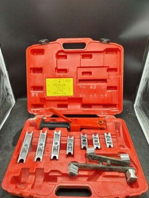 une image représentant une trousse à outils dans un étui rouge posé sur une surface noire