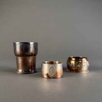 trois types différents de bagues en argent et en or posées sur une table