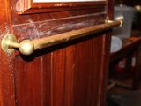 un gros plan sur la poignée d'une porte en bois