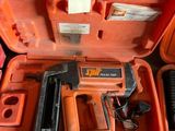 une mallette à outils orange contenant une agrafeuse, une agrafeuse et une agrafeuse