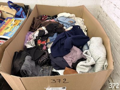 une boîte en carton remplie de vêtements et d'autres objets