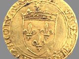 Gros plan sur une pièce d'or ornée d'une couronne