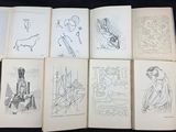 six livres illustrés posés sur une surface noire