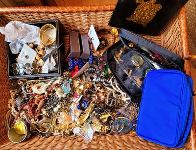 Dans le salon : Lot très important de BIJOUX fantaisies et q… - Photo 1