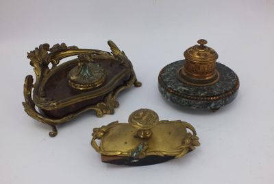 quatre types différents d'objets en laiton vieilli posés sur un fond blanc