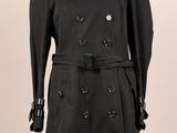 un trench-coat noir sur un mannequin, un mannequin, un mannequin, un mannequin, un mannequin, un mannequin, un mannequin, un mannequin, un mannequin, un mannequin, un mannequin, un mannequin, un mannequin, un mannequin, un mannequin, un mannequin, un mannequin, un mannequin, un mannequin, un mannequin, un mannequin, un mannequin, un mannequin, un mannequin, un mannequin, un mannequin, un mannequin, un mannequin, un mannequin, un mannequin, un mannequin, un mannequin, un