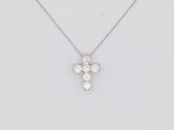 un pendentif en forme de croix en diamant, monté sur une chaîne en argent