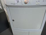 une photo d'une machine à laver blanche posée sur un plan de travail
