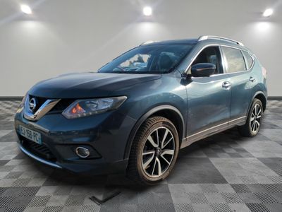 un SUV Nissan bleu garé dans un garage au sol carrelé