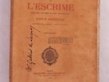un vieux livre posé sur une table recouverte de papier
