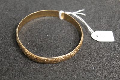 une photo d'un bracelet en or sur lequel figure une étiquette de prix