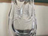 un vase en verre transparent posé sur une table