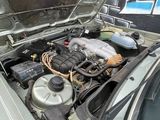 une voiture argentée dont le moteur se trouve dans le coffre