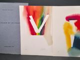 un livre ouvert sur lequel figurent l'image d'un vase et un tableau