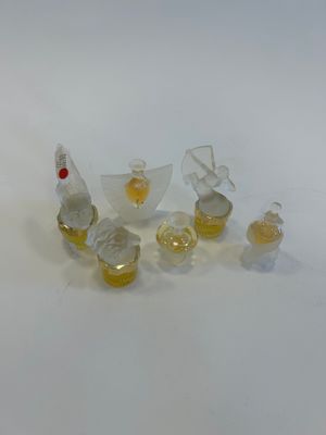 a lot of small glass objects that are on the table