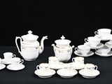 une photo d'une table couverte de vaisselle et de tasses blanches