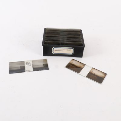 une vieille photo représentant une photo en noir et blanc d'un appareil photo et de quelques Polaroids