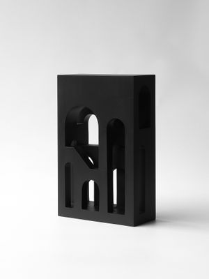 un serre-livres noir avec une arche au milieu, sur fond blanc
