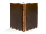 un livre marron avec une bordure dorée et une couverture marron