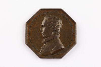 une image représentant un médaillon en bronze à l'effigie d'un homme