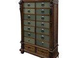 une vieille armoire en bois comportant de nombreux tiroirs
