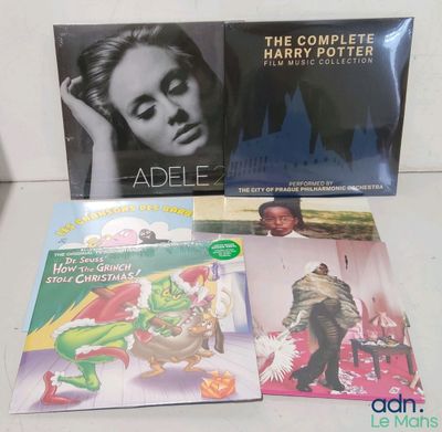 trois CD posés sur une table