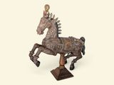 une statue représentant un cheval coiffé d'une couronne