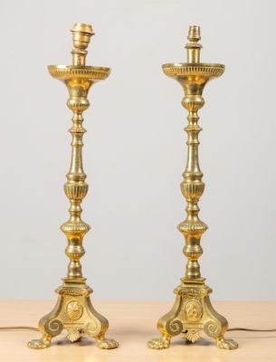 Paire de pique-cierges en bronze doré à décor de saints pers…