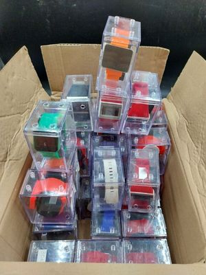 une boîte en carton remplie d'objets hétéroclites