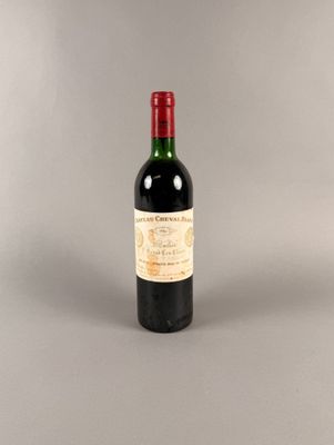 une bouteille de vin posée sur une table